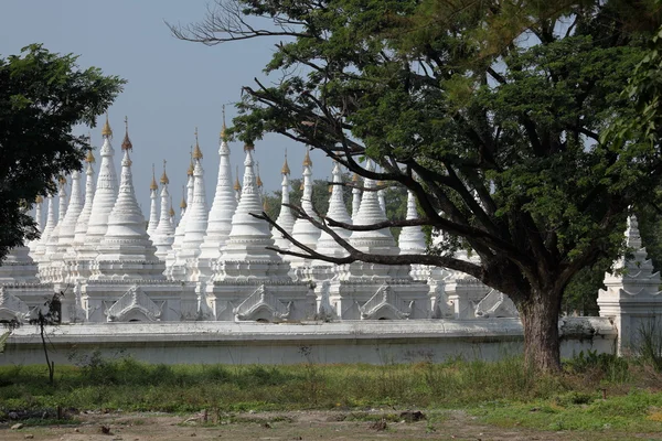 Pagod a stúp v Mandalay v Myanmaru — Stock fotografie