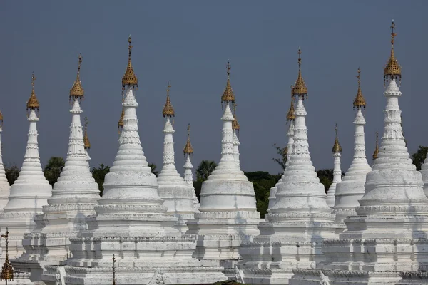 パゴダとミャンマーのマンダレーの仏舎利塔 — ストック写真