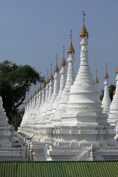パゴダとミャンマーのマンダレーの仏舎利塔 — ストック写真