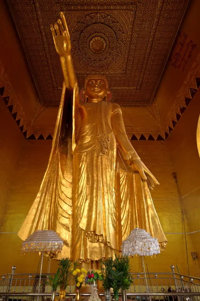 Estátua de Buda banhado a ouro — Fotografia de Stock