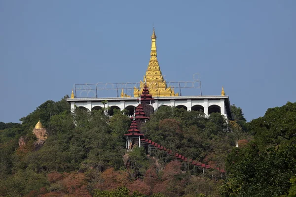 Pagoder och stupas på Mandalay i Burma — Stockfoto