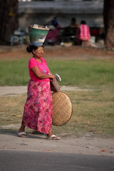 Genç kadın Myanmar — Stok fotoğraf