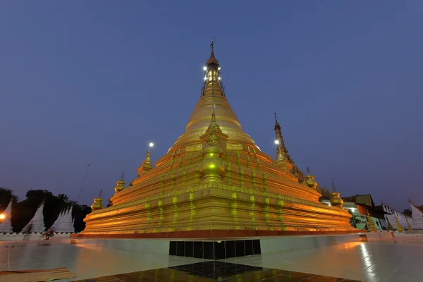 Tempels en pagodes in Mandalay nachts — Stockfoto