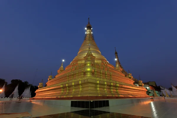 Tempels en pagodes in Mandalay nachts — Stockfoto