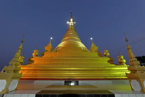 Tempel och pagoder i Mandalay på natten — Stockfoto