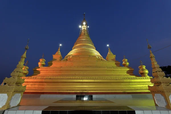 Tempels en pagodes in Mandalay nachts — Stockfoto