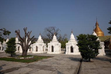 Pagodadan ve stupas Mandalay Myanmar