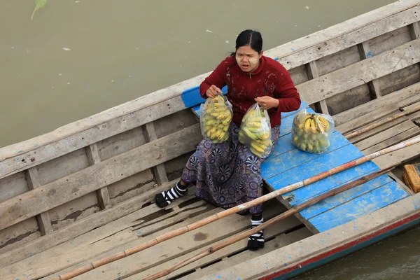 Mercado flotante en el Irrawaddy en Myanmar — Foto de Stock