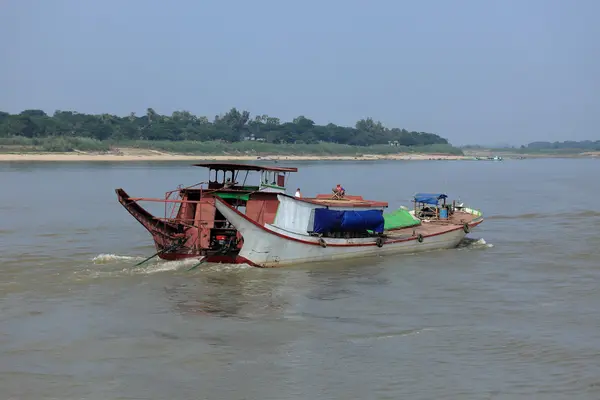 Ship traffic on the Irrawaddy in Myanmar — Stock Photo, Image