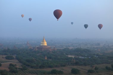 Sıcak hava balon Bagan Myanmar, üzerinde 16 Aralık 2015
