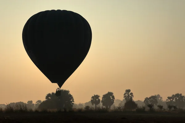 Heißluftballon über Bagan in Myanmar — Stockfoto