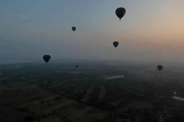 Heißluftballonfahrt über Bagan in Myanmar, 2015 16. Dezember — Stockfoto
