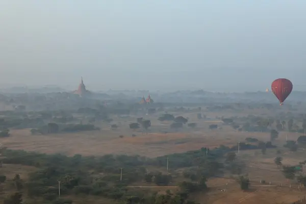 Globo de aire caliente sobre Bagan en Myanmar, 2015 16 de diciembre — Foto de Stock