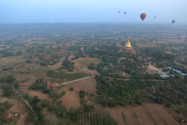 Globo de aire caliente sobre Bagan en Myanmar, 2015 16 de diciembre — Foto de Stock