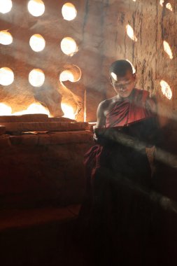 Budist rahip dua eden