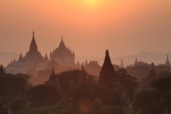 Atardecer y amanecer en los templos de Bagan en Myanmar — Foto de Stock