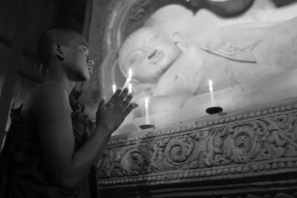 Monje budista en oración a la luz de las velas — Foto de Stock