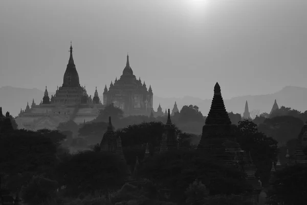 Pôr do sol e nascer do sol nos templos de Bagan em Mianmar — Fotografia de Stock