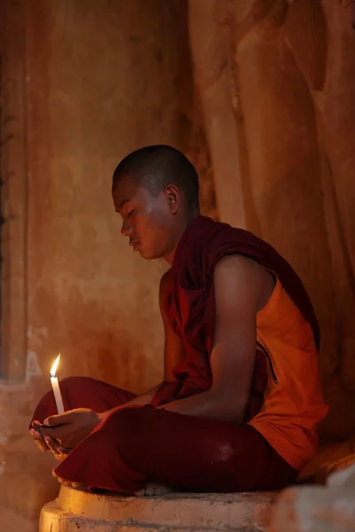 Буддійський чернець в молитві при свічках — стокове фото