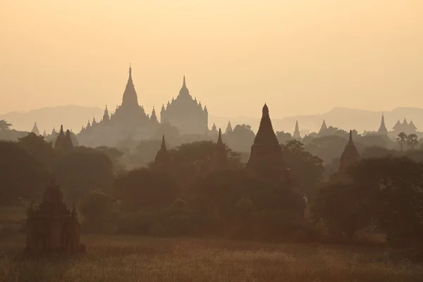 Atardecer y amanecer en los templos de Bagan en Myanmar — Foto de Stock