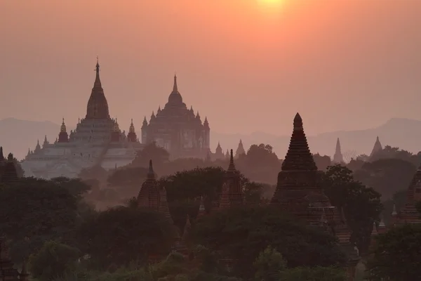 Atardecer y amanecer en los templos de Bagan en Myanmar — Foto de Stock