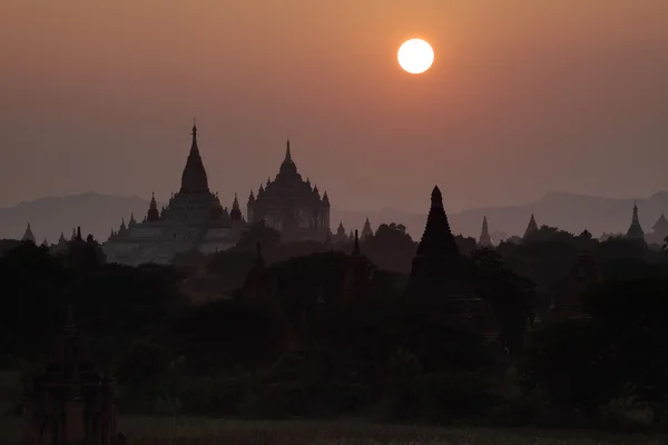 ミャンマーのバガンの寺院の日の出や日没 — ストック写真