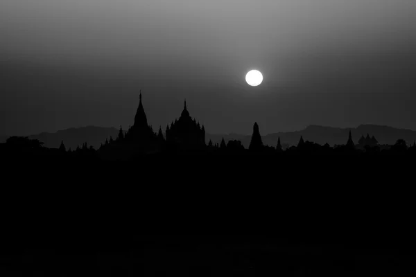 Zonsondergang en zonsopgang op de tempels van Bagan in Myanmar — Stockfoto