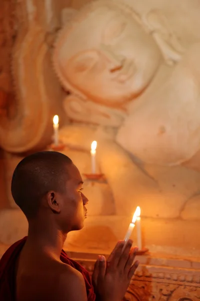 Buddhistischer Mönch beim Gebet bei Kerzenschein — Stockfoto