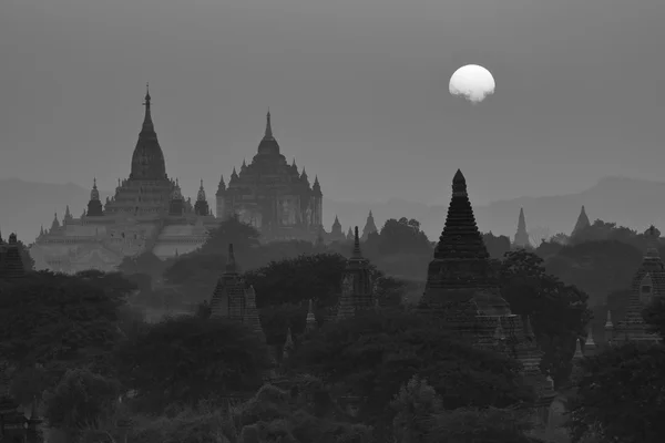 Atardecer y amanecer en los templos de Bagan en Myanmar — Foto de Stock