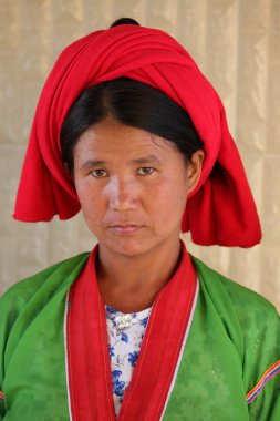 Myanmar kadınların geleneksel kostüm