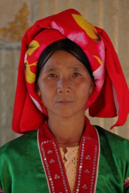 Myanmar kadınların geleneksel kostüm