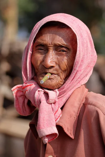 Oude man uit Myanmar — Stockfoto