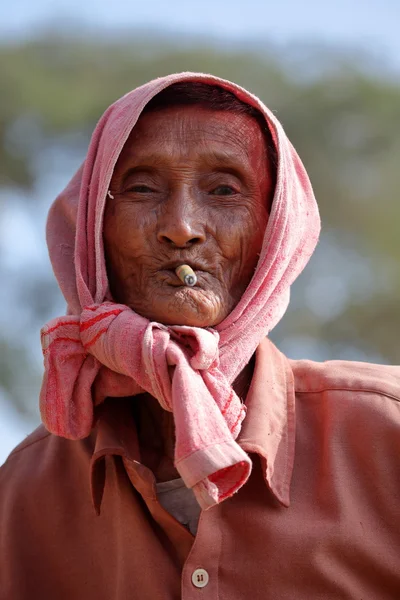 Myanmar gelen yaşlı adam — Stok fotoğraf