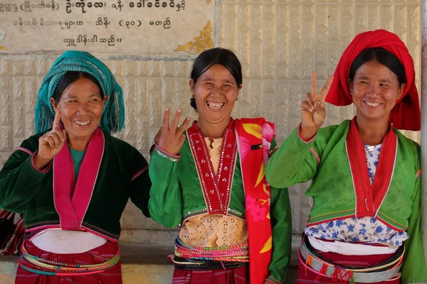 Mujeres de Myanmar en traje tradicional — Foto de Stock