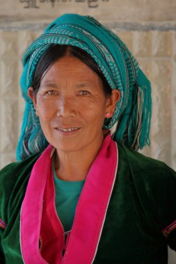 Myanmar kadınların geleneksel kostüm