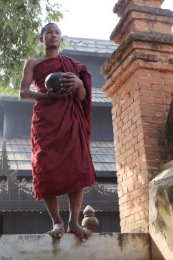 Budist rahip Bagan tapınaklarda