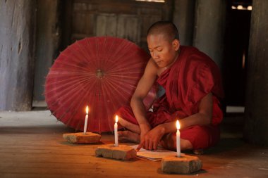 Budist rahip Bagan tapınaklarda