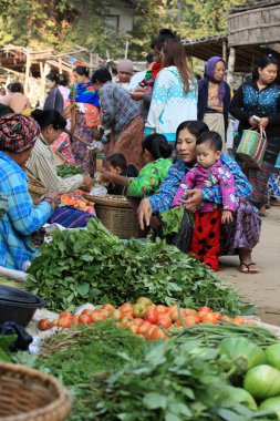 Yerel pazarın Bagan Myanmar, 18 Aralık 2015
