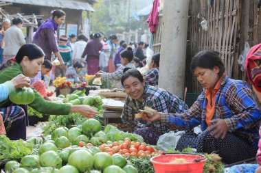 Yerel pazarın Bagan Myanmar, 18 Aralık 2015