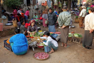 Yerel pazarın Bagan Myanmar, 18 Aralık 2015