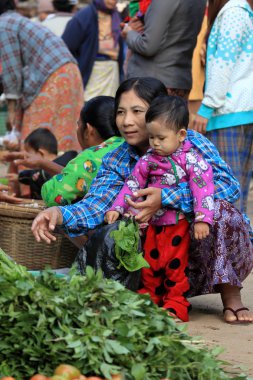 Yerel pazarın Bagan Myanmar, 18 Aralık 2015