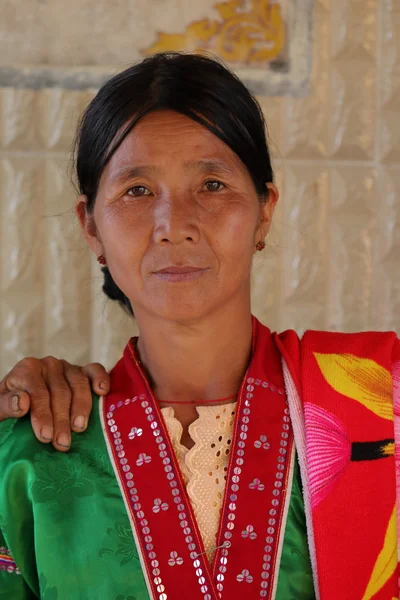 Kvinnor från Myanmar i traditionell dräkt — Stockfoto