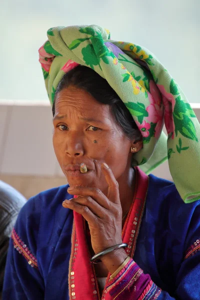 Yaşlı kadın Burma bir puro Sigara — Stok fotoğraf