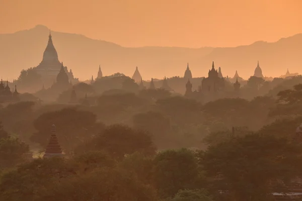 The temples of Bagan at sunrise in Myanmar — Stock Photo, Image