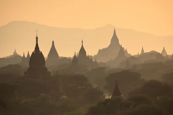 Los templos de Bagan al amanecer en Myanmar — Foto de Stock