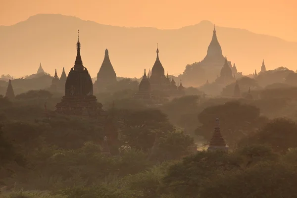 Los templos de Bagan al amanecer en Myanmar — Foto de Stock