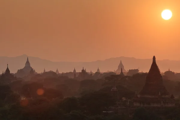 Los templos de Bagan al amanecer en Myanmar — Foto de Stock