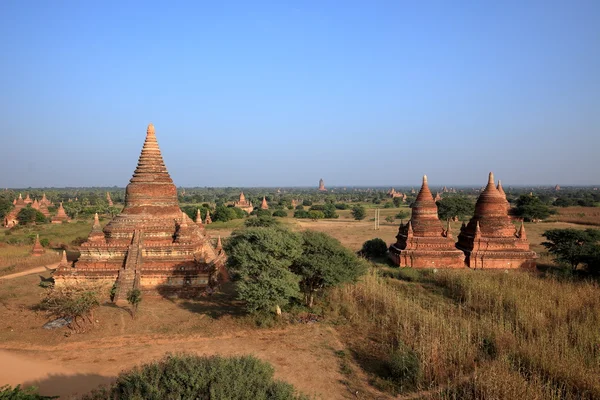 A templomok Bagan napkeltekor Mianmarban — Stock Fotó
