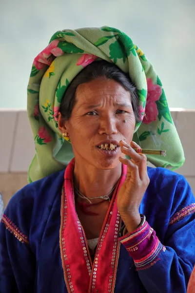 Stara kobieta z Birmy palący cygaro — Zdjęcie stockowe