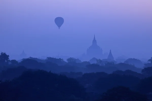 Los templos de Bagan al amanecer en Myanmar — Foto de Stock